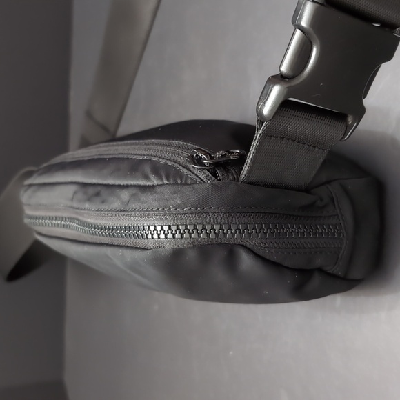 Lululemon Athletica Everywhere Woman's Belt Bag, Black. - Picture 11 of 11